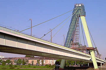 220 Meter lange Stahlseile halten die Brücke